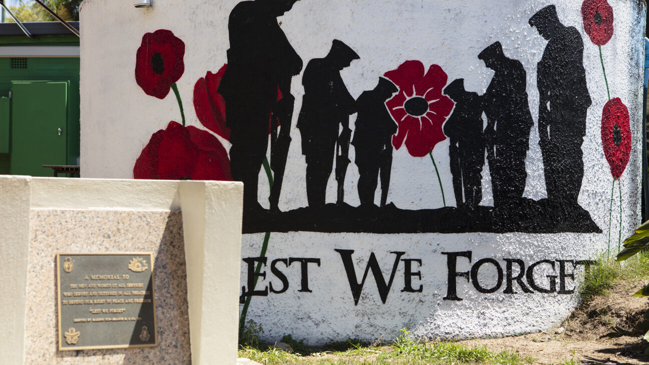 The memorial to ANZACs outside of the Bardon Bowls Club.